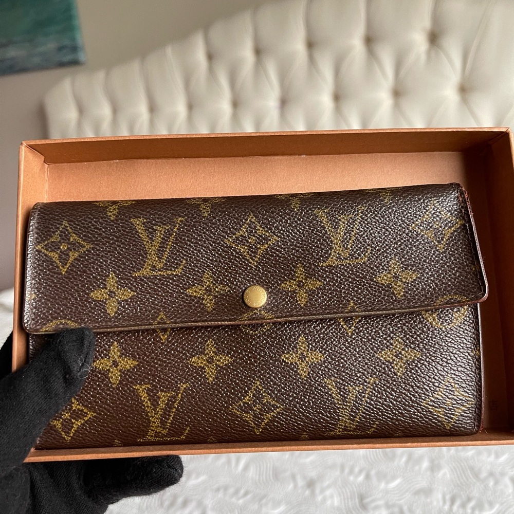 Authentic LOUIS VUITTON
Monogram